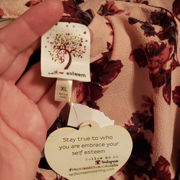 Cold shoulder Rose blouse - Picture 2 of 4